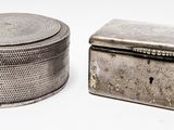 boîte plaquée argent avec couvercle, dont le couvercle est orné d'un motif