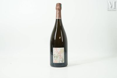 la bouteille de vin est posée sur une surface blanche