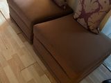 un parquet en bois massif dans un salon équipé d'un canapé et d'un fauteuil