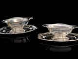 paire de soucoupes et de soucoupes plaquées argent sur un fond noir