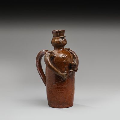 une image représentant un vase marron et un homme tenant un poisson