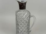 une bouteille en verre à l'ancienne avec un bouchon en bois sur le dessus