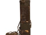 une photo d'un ancien étui de téléphone portable militaire muni d'un cordon