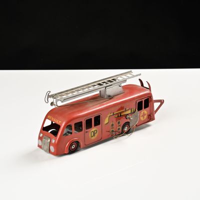 un camion de pompiers rouge avec une échelle sur le dessus