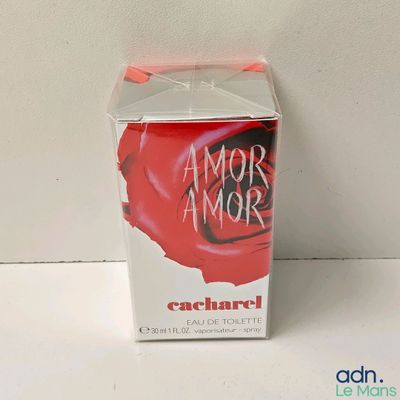 une photo d'un coffret de parfum posé sur une table