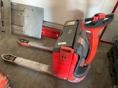 un chariot élévateur rouge garé dans un garage