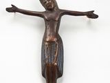 une image représentant une statue en bois d'une personne sur une croix