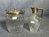 paire de vases en verre et en laiton munis d'anses, sur fond gris