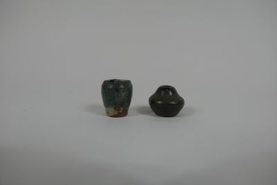 Auguste DELAHERCHE (1857-1940) Deux vases miniatures en grès…