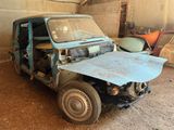 une vieille voiture qui prend la poussière dans un garage