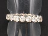 un gros plan d'une bague transparente sertie de diamants