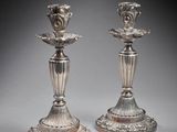 une paire de bougeoirs en argent, ornés chacun de fleurs