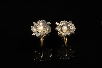 une paire de boucles d'oreilles en or ornées de perles et de diamants