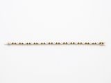 Le bracelet orné de perles dorées est présenté sur un fond blanc.