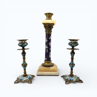 deux bougeoirs bleus et dorés posés sur un socle en bois