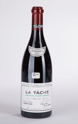 la bouteille de vin est posée sur la table, prête à être consommée