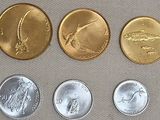Quatre types de pièces différents sont disposés sur une table