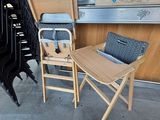 deux chaises et une table sur laquelle est posé un ordinateur portable