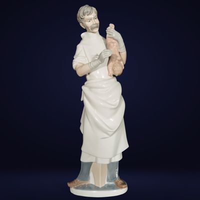 une image représentant une statue d'une femme tenant un chat