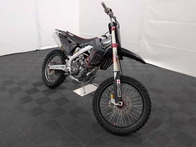 une moto tout-terrain garée dans une pièce