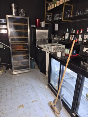 une photo d'une cuisine avec un balai au milieu du sol