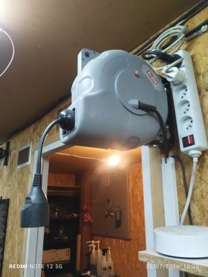 une lumière allumée dans une pièce équipée d'un ventilateur de plafond
