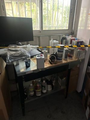 un bureau sur lequel se trouvent un écran d'ordinateur et tout un tas d'objets
