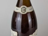 une bouteille de vin posée sur une table