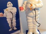 une figurine représentant un homme tenant un bébé dans ses bras