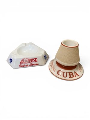 une tasse et une soucoupe posées à côté d'un paquet de cigarettes