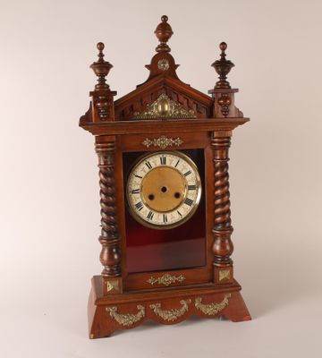 Pendule en chêne en forme de temple. La partie supérieure dé…