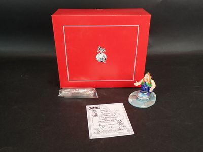 une petite figurine représentant un homme, dans une boîte rouge