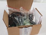 une boîte en carton remplie d'objets hétéroclites sur une table