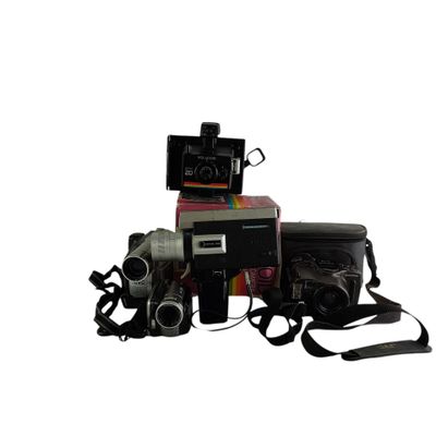 un appareil photo, un étui pour appareil photo, un appareil photo et un appareil photo sur fond blanc