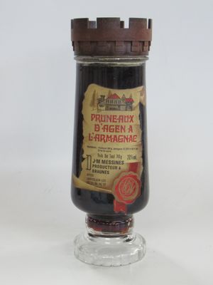 une bouteille avec une étiquette, posée sur une table