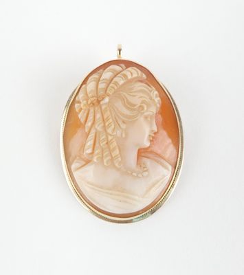 l'image du profil d'une femme dans un coquillage sculpté