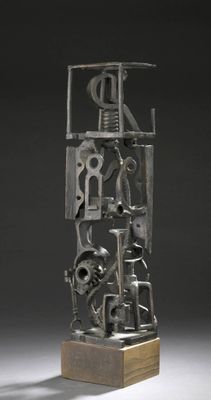 une image représentant une sculpture en métal posée sur un socle en bois, sur un fond blanc