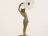 une statue représentant une femme tenant une lampe suspendue à une chaîne