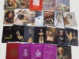 un grand nombre de livres posés sur une table