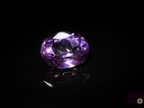 gros plan d'un diamant violet sur une surface noire