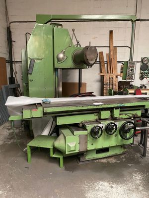 une grande machine installée dans une pièce