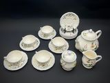 une image représentant un ensemble de tasses et soucoupes en porcelaine pour le thé et le café