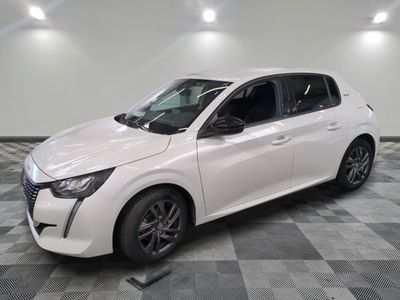 la voiture blanche est garée sur un sol en damier dans le garage
