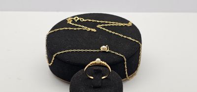 boîte à bijoux en velours noir ornée d'une chaîne dorée et d'une bague