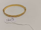 Gros plan sur un bracelet en or portant une étiquette