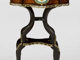 une petite table sur laquelle est posé un objet décoratif