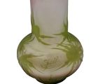 un vase vert et blanc orné d'un motif de palmier