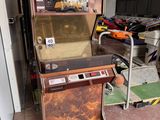 une machine posée sur le sol d'une pièce