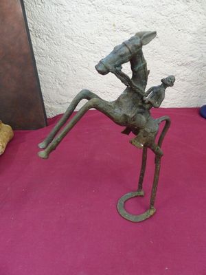 statue représentant un homme à cheval, coiffé d'un chapeau
