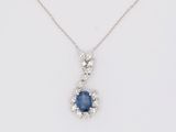 pendentif en saphir bleu et diamant sur fond blanc